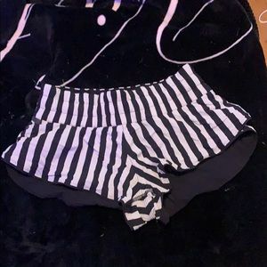 Reversible lulu lemon 2.5 hotty hot shorts size 4